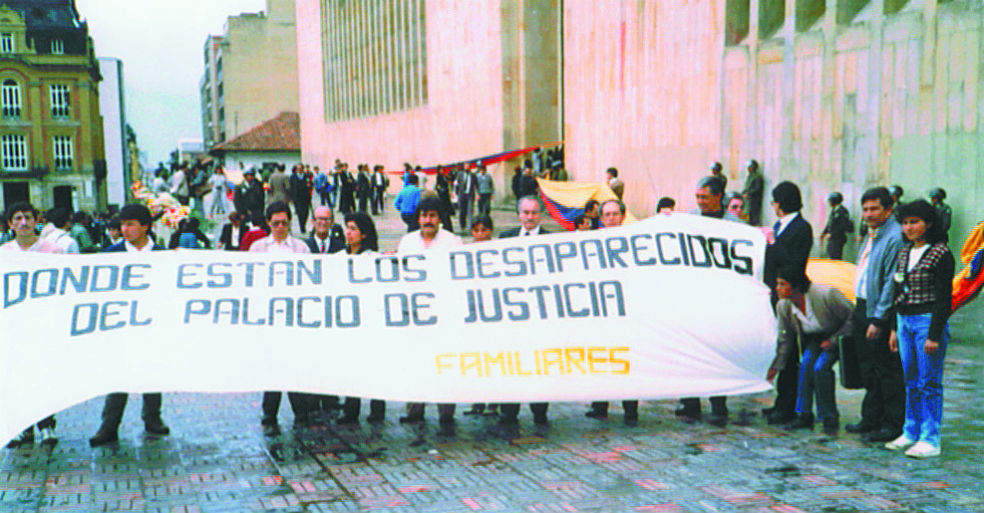 Familiares en homenaje