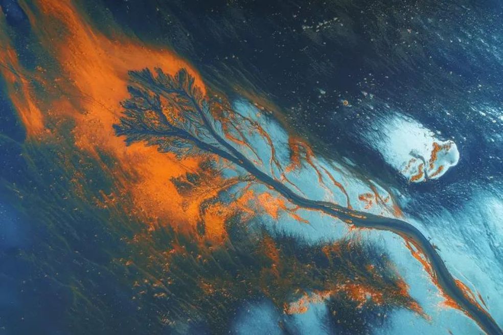 Paisaje natural:
Marek Biegalski le puso a su imagen Flor Ardiente y cuenta que “una de mis cosas favoritas cuando exploro Islandia es la increíble perspectiva del río glacial visto desde lo alto. Se les llama sistemas de 'ríos trenzados'".