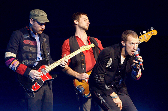 ZHR473 - ZURICH (SUIZA), 28/9/2008.- El cantante Chris Martin (d) de la banda británica Cold Play se presenta en el escenario hoy, 28 de septiembre de 2008, durante el concierto realizado en el Hallenstadion, Zurich (Suiza). EFE/ALESSANDRO DELLA BELLA