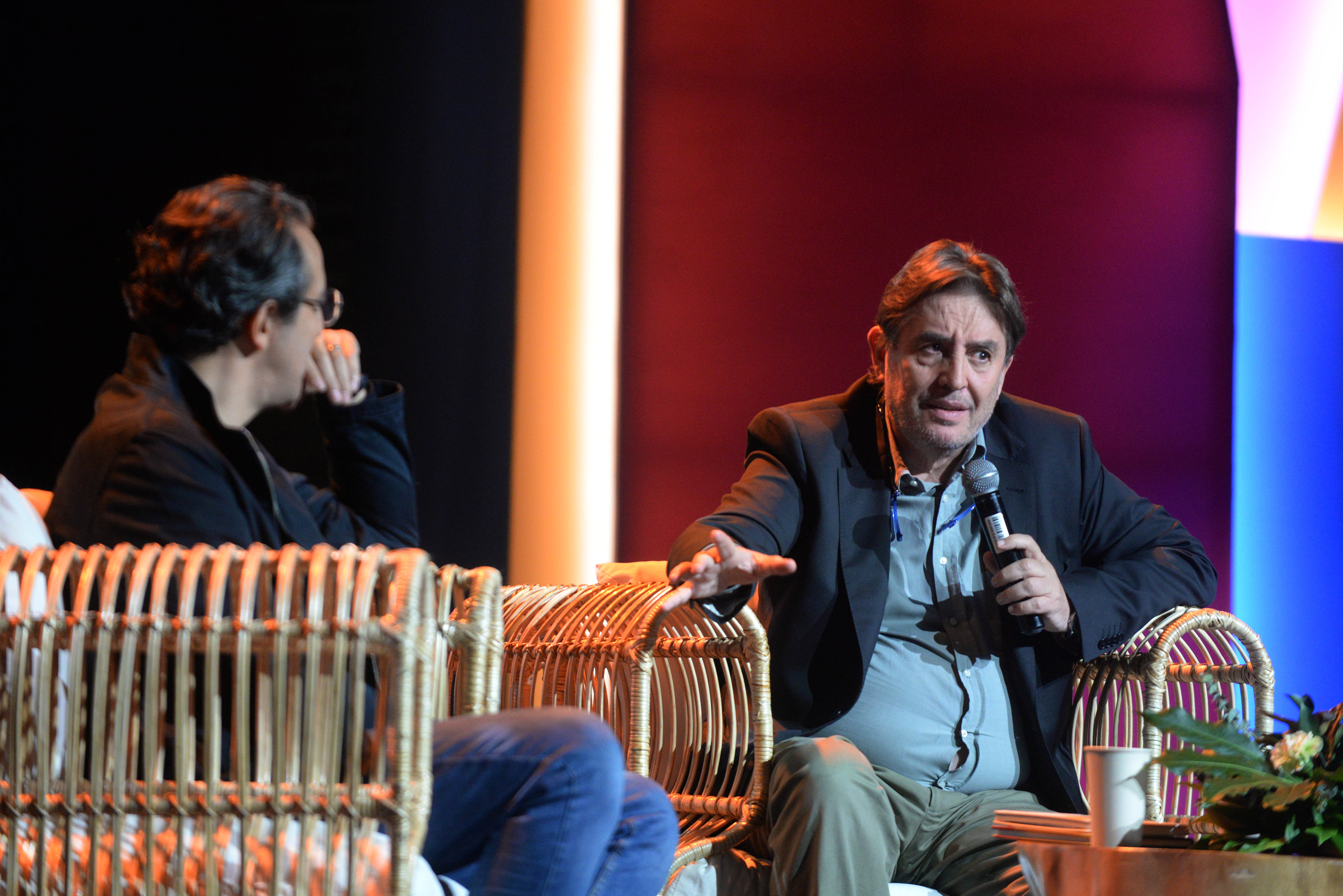 AME161. BOGOTÁ (COLOMBIA), 30/06/2023.- El poeta y director del Instituto Cervantes, el español Luis García Montero (d), habla con el escritor colombiano Juan Gabriel Vásquez hoy, en el primer día del Festival Gabo en Bogotá (Colombia). El recuerdo de Gabriel García Márquez y su esposa, Mercedes Barcha, en la memoria de su hijo Rodrigo García Barcha abrió este viernes la undécima edición del Festival Gabo, el encuentro más importante del periodismo iberoaméricano que regresa por segunda vez a Bogotá. EFE/ Vannessa Jiménez