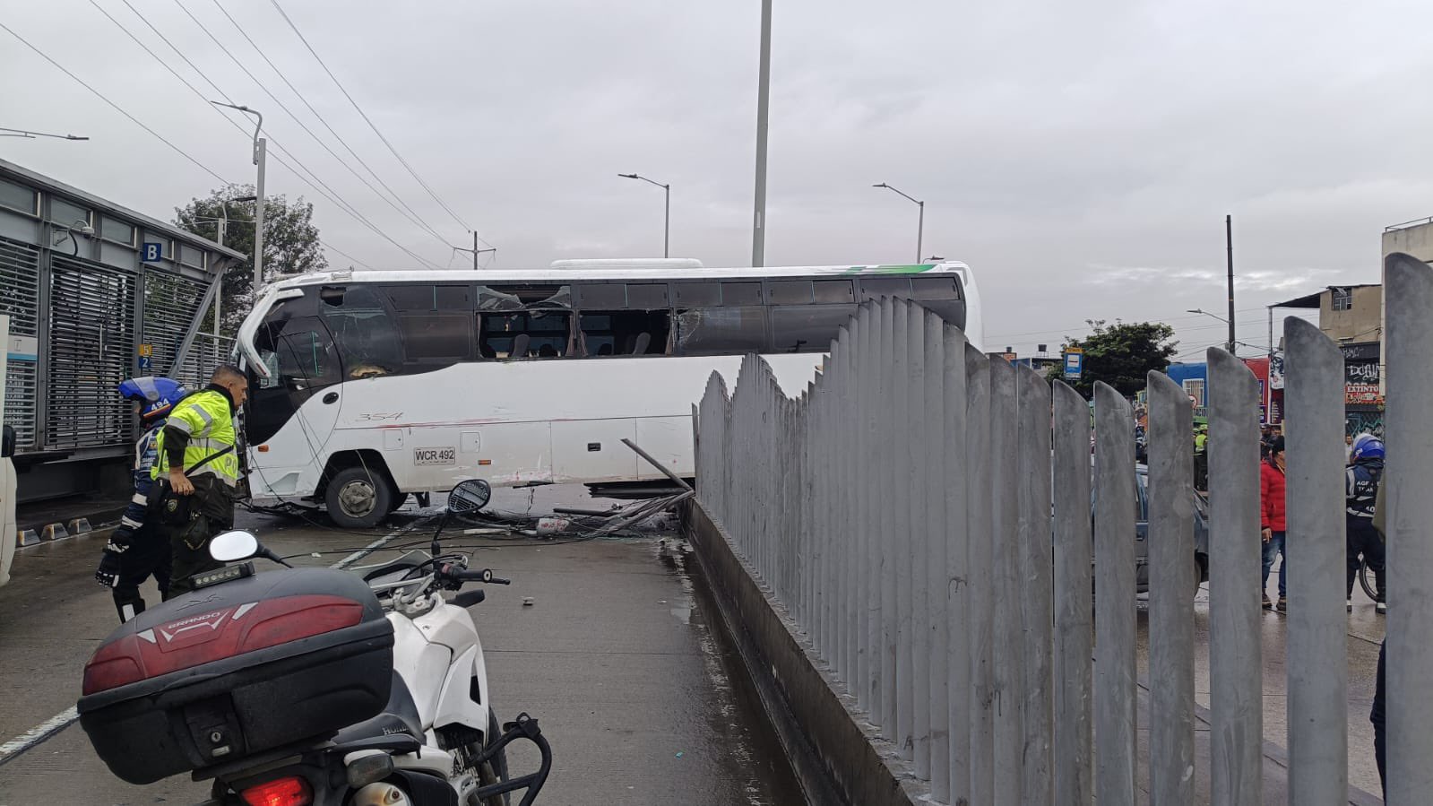 Un bus se estrelló contra 7 vehículos y una estación de Transmilenio en Bosa