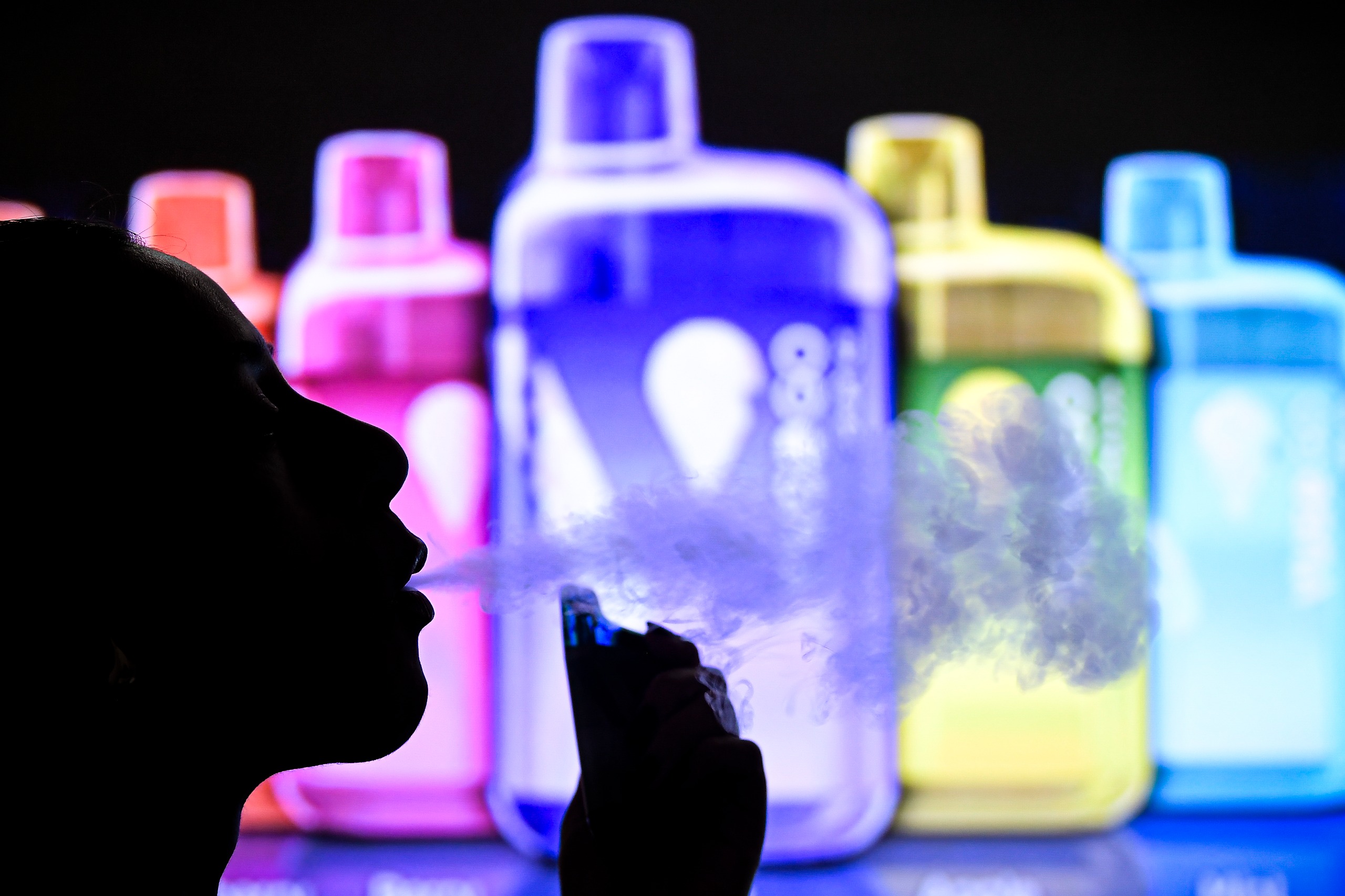 ¿Usted o sus hijos vapean? Lo que debería saber sobre las nuevas reglas en Colombia