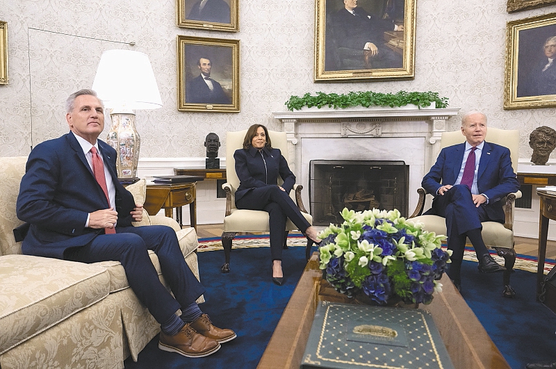 Kevin McCarthy, Kamala Harris y Joe Biden. / AFP