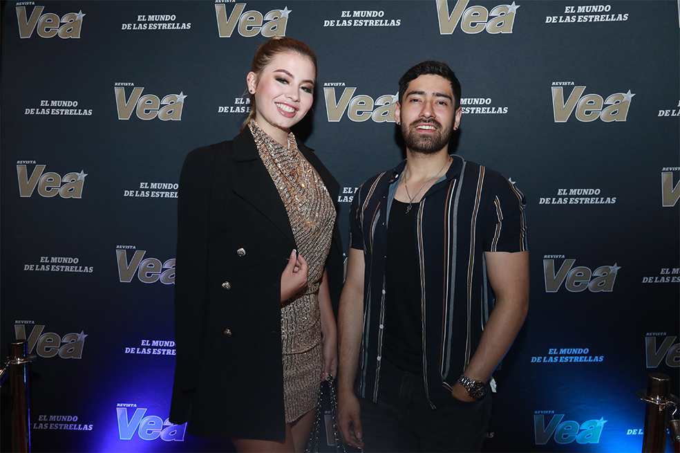 ARELYS HENAO CON PERSONAJES DE LA NOVELA