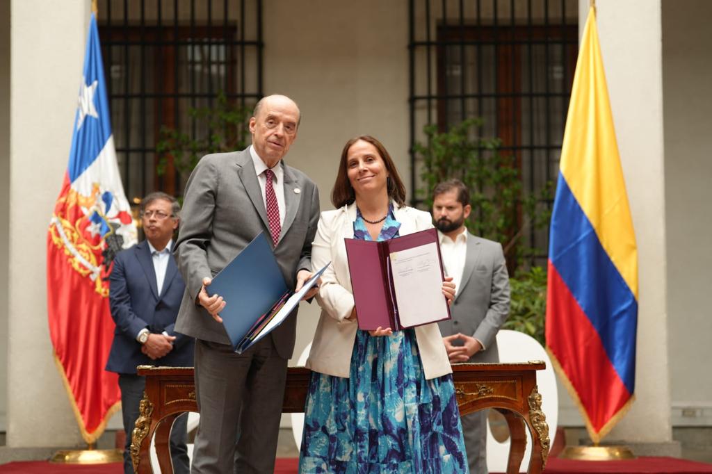 El canciller colombiano Álvaro Leyva y su homóloga chilena, Antonia Urrejola, tras la firma de la consulta.
