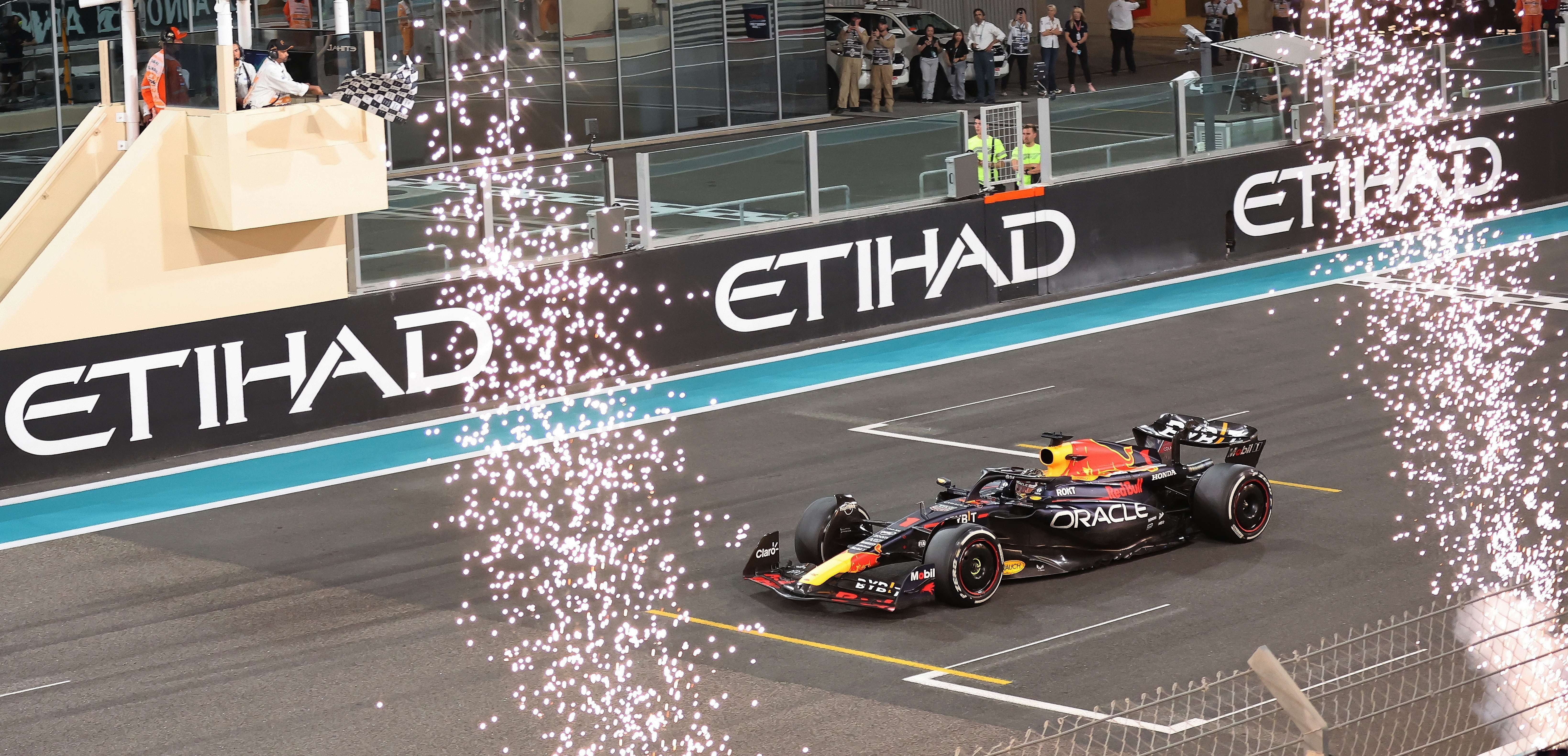 Abu Dhabi (United Arab Emirates), 26/11/2023.- Dutch Formula One driver Max Verstappen of Red Bull Racing crosses the finish line first to win the Formula 1 Abu Dhabi Grand Prix in Abu Dhabi, United Arab Emirates, 26 November 2023. (Fórmula Uno, Emiratos Árabes Unidos) EFE/EPA/ALI HAIDER