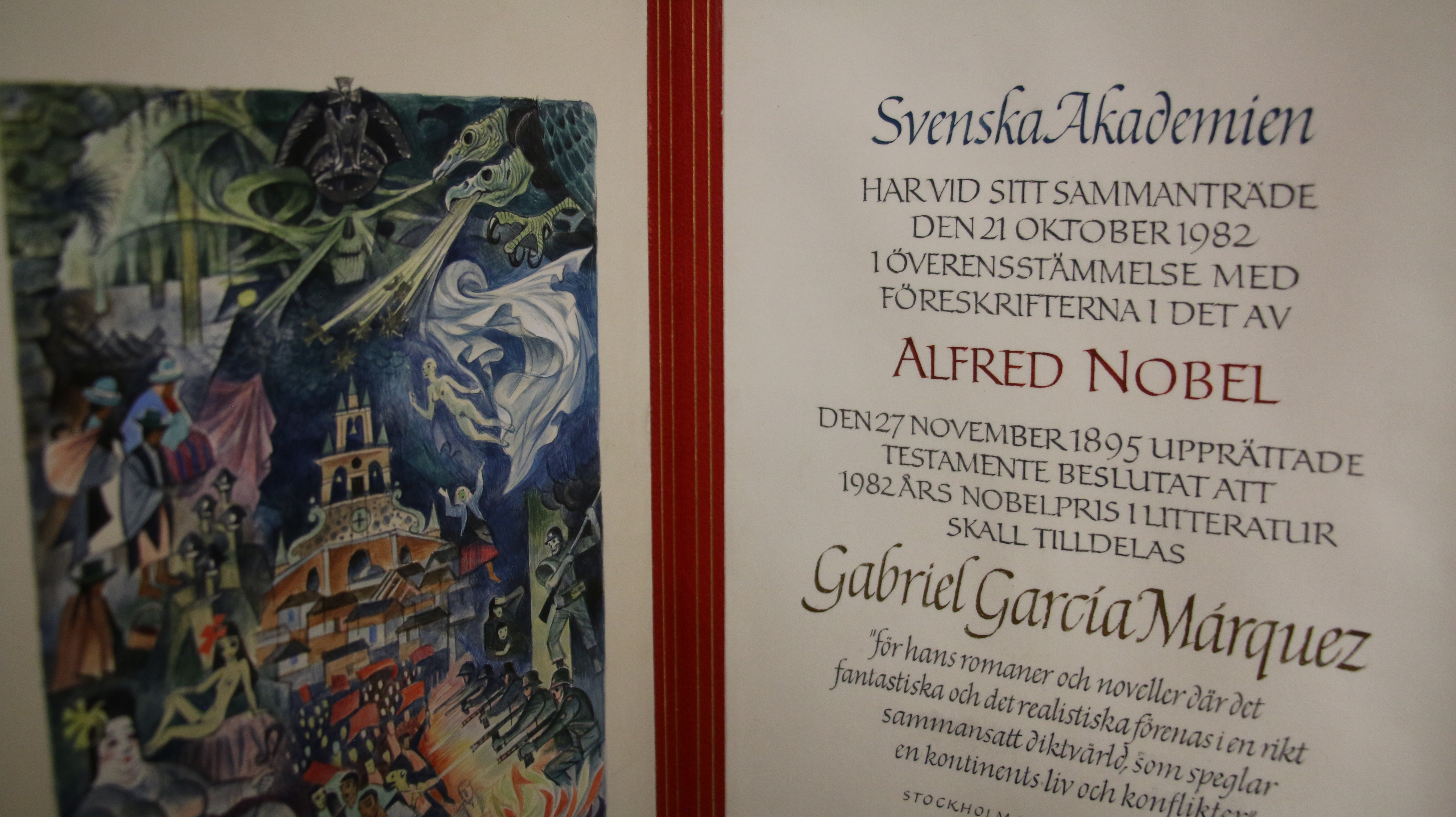 Fotografías de los objetos sagrados en la Biblioteca Nacional.