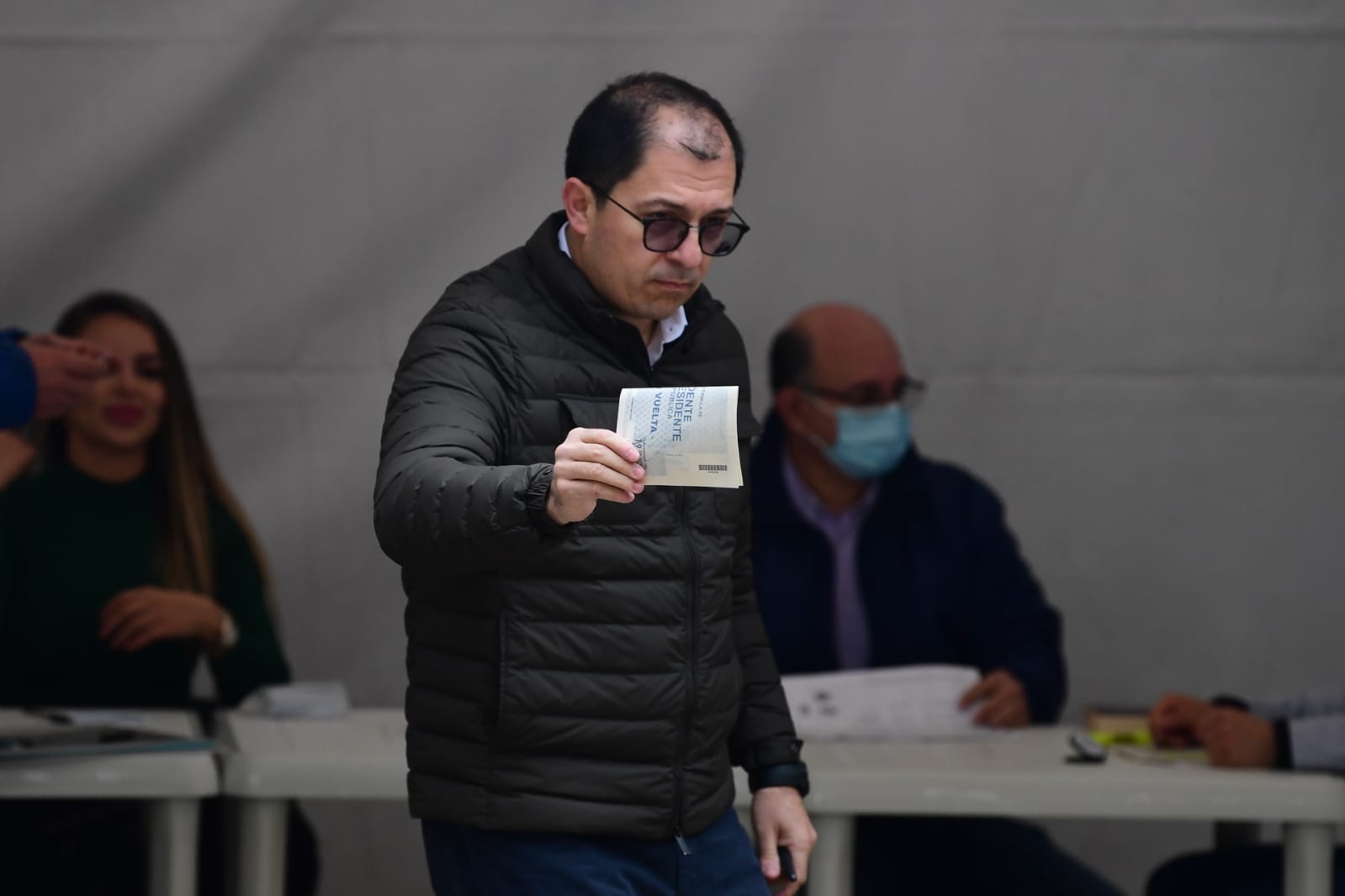 El Fiscal Francisco Barbosa, votando en la mesa numero uno.