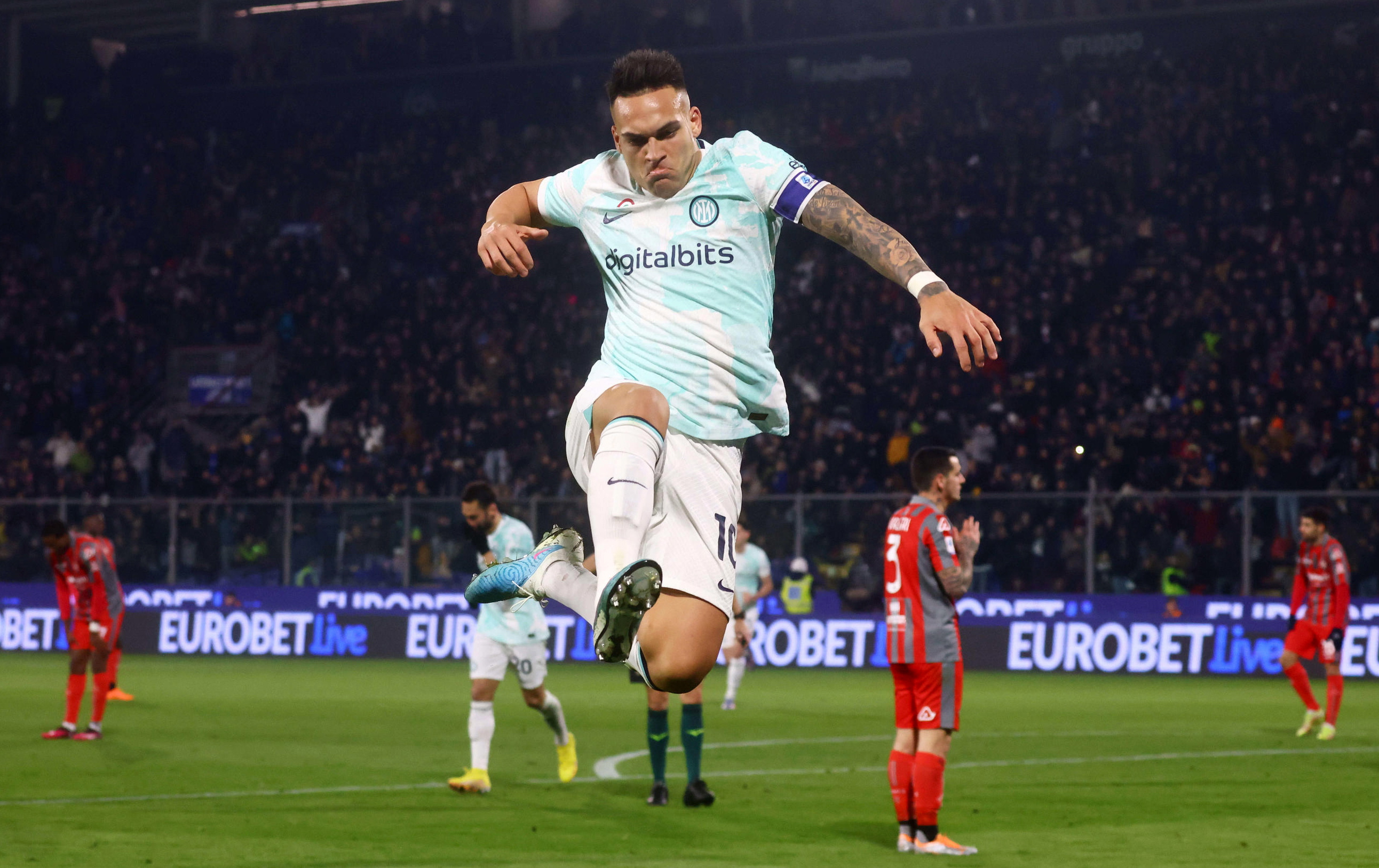 Aunque sufrió con el colista, Inter ganó y se puso segundo en la Serie A