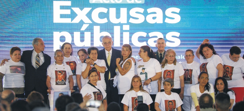 En el acto, el ministro de Defensa, Iván Velásquez, pidió perdón a las familias de 19 jóvenes de Bogotá y Soacha que fueron víctimas de ejecuciones extrajudiciales entre 2007 y 2008.