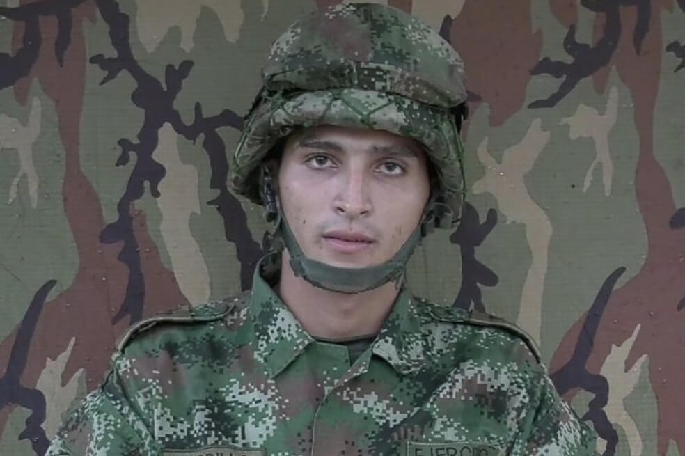 El soldado Carrillo, de 22 años, anunció su deserción a través de un video difundido en redes sociales. / Pantallazo