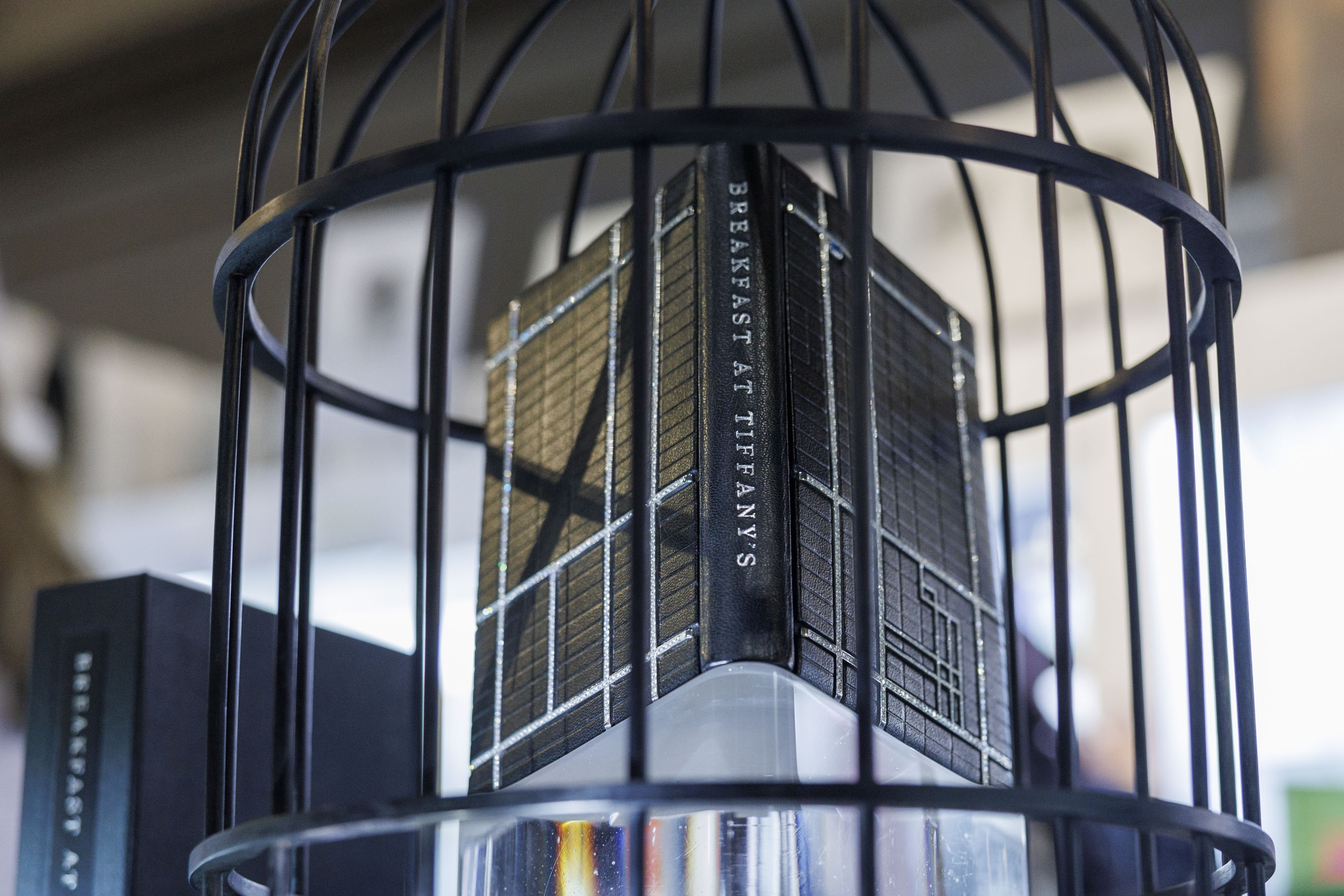 Venden libro de “Desayuno en Tiffany’s” cubierto de diamantes por US $1,5 millones