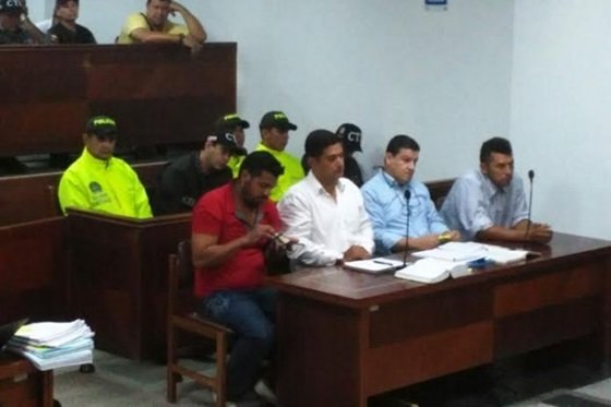 Édison Vega (izquierda) y Christopher Chávez (extremo derecho) en audiencia de imputación de cargos. / Cortesía