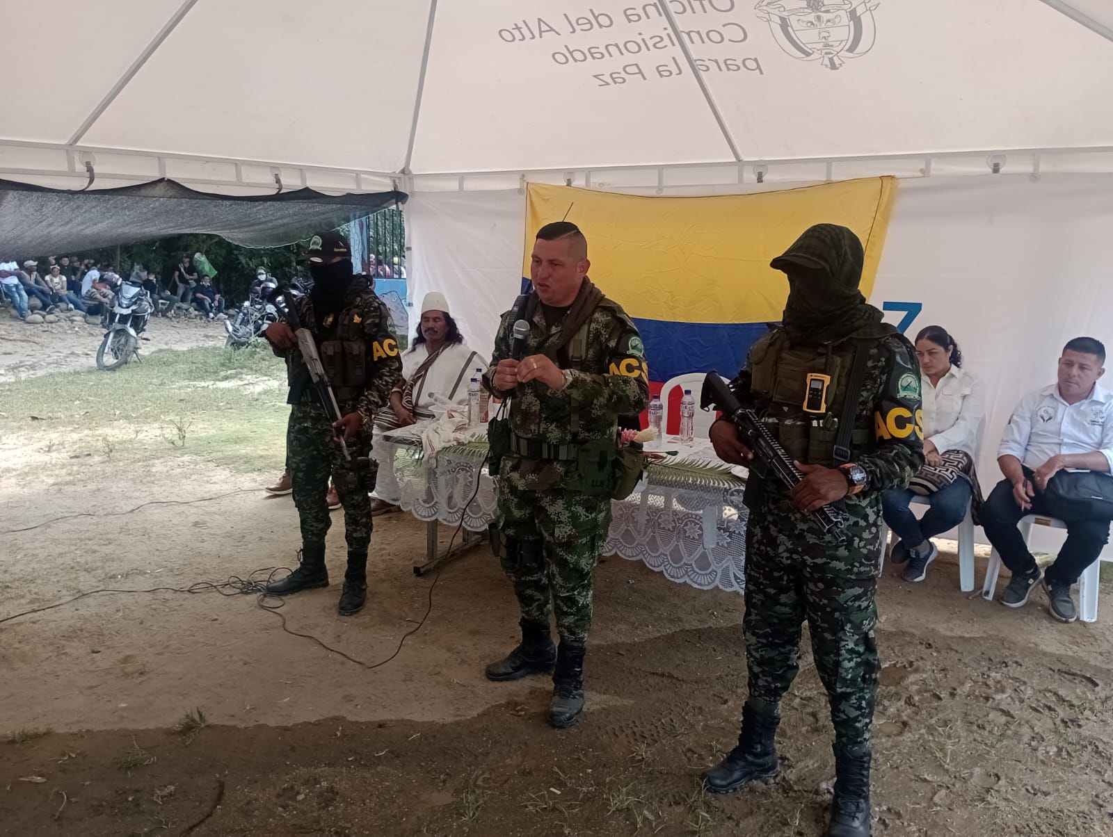 El comandante de las Autodefensas, conocido como 'Camilo' (centro), criticó la inasistencia del comisionado de Paz e insistió en la importancia de retomar los diálogos.