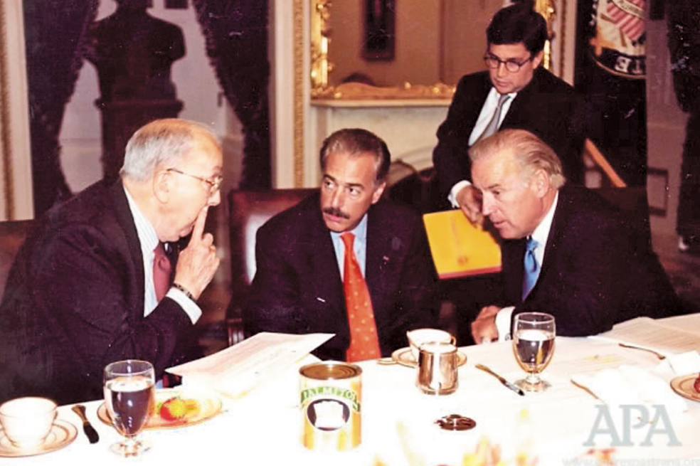 Andrés Pastrana con Jesse Helms (izq.), Biden (der.) y Luis Alberto Moreno.