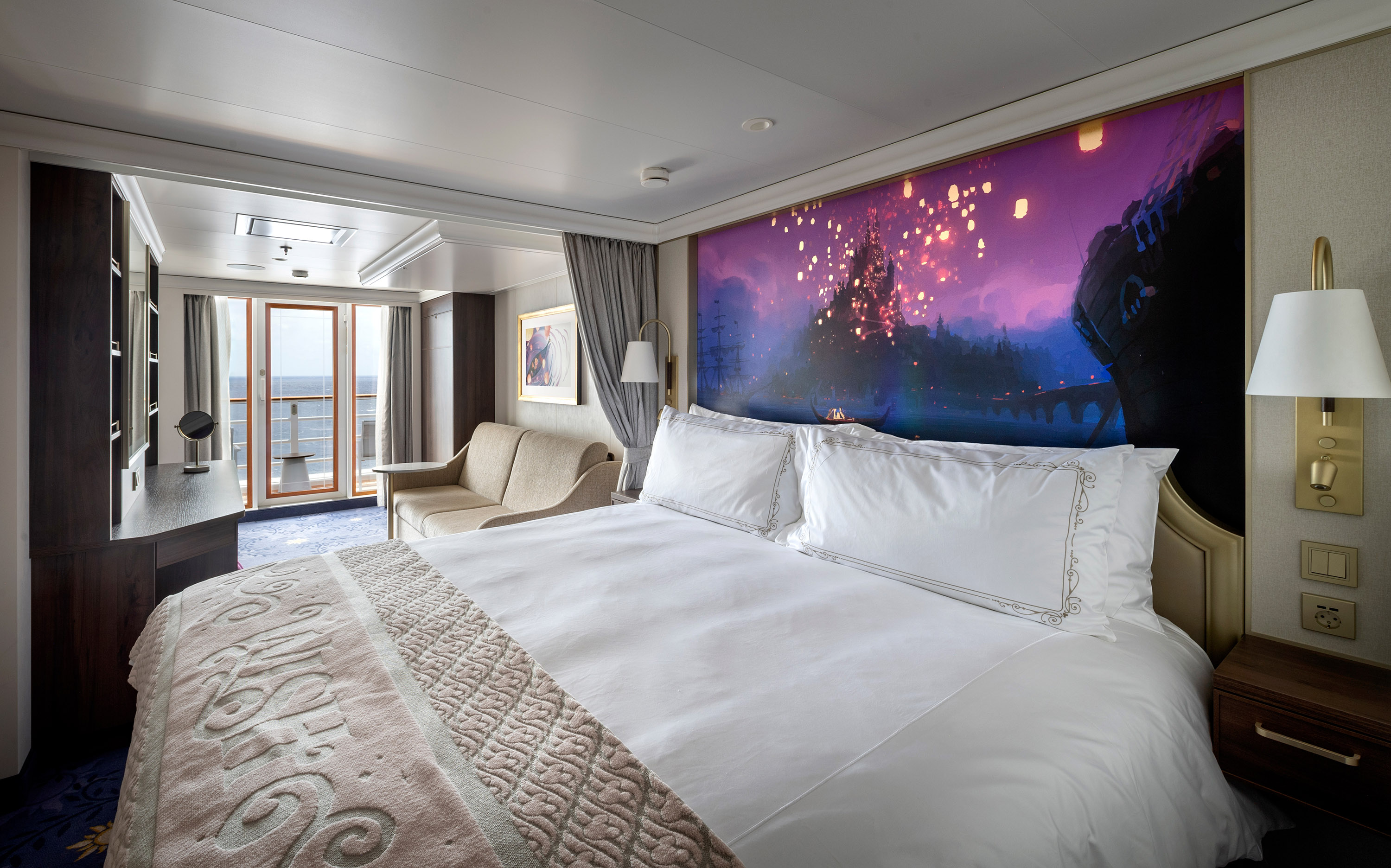 La mayoría de los 1.254 camarotes del Disney Wish ofrecen vista al mar, incluidos 877 (70 %) que tienen un espacioso balcón. Además, 451 tienen puertas de conexión entre ellos para acomodar familias más numerosas.