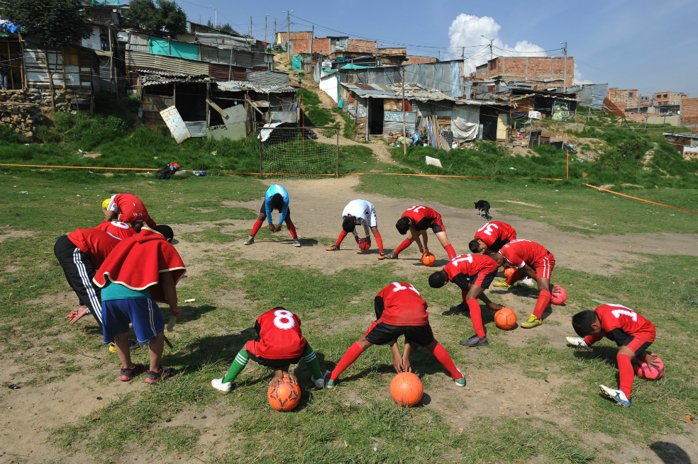 Los niños de Ciudad Bolívar que juegan fútbol en medio de dos ollas de microtráfico