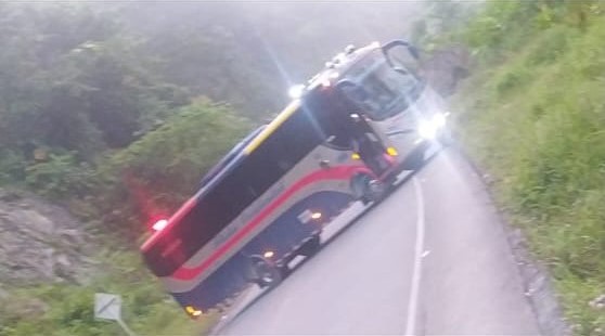 Reabrieron vía Risaralda-Chocó tras descartar explosivos en un bus; hubo combates