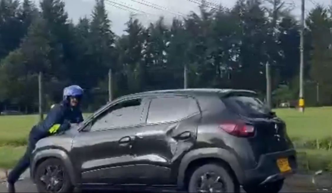 Para evitar una multa por estar mal estacionado, conductor arrolló a el agente de tránsito por varios metros.