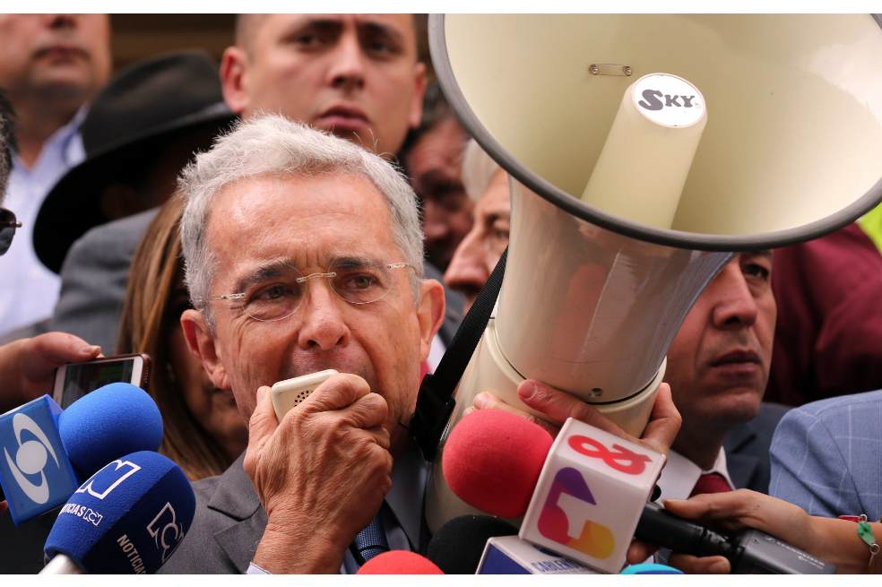 #MiProfeSeRespeta, la tendencia en Twitter que le responde a Uribe por sus declaraciones