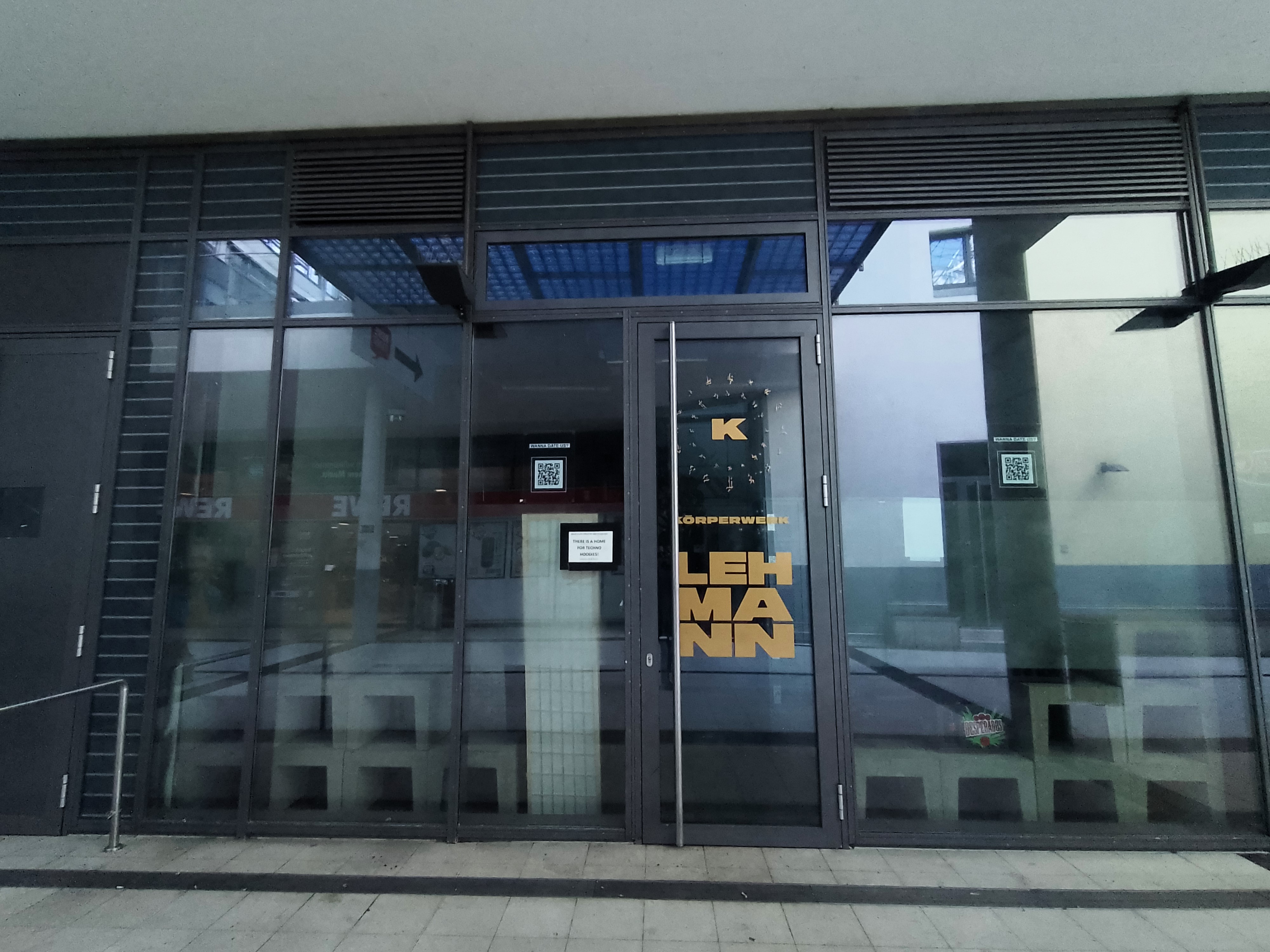Detrás de las paredes de Lehmann club, el club techno más importante de la ciudad se dan cita semana tras semana los djs más importantes del mundo. El lugar es adrenalina pura.