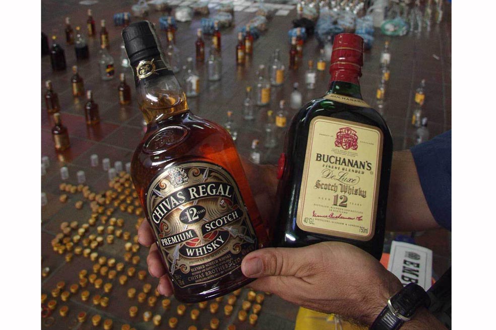 El año pasado, la DIAN incautó cerca de 365.000 litros de alcohol ilegal  (adulterado y de contrabando).  / La República