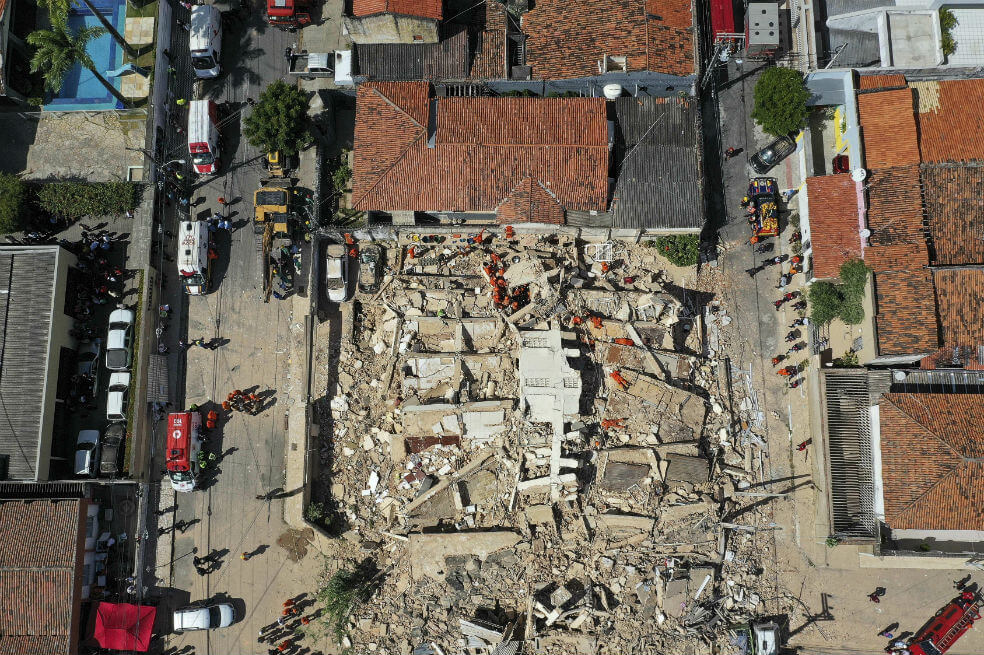 Derrumbe de edificio residencial en Brasil deja por lo menos dos muertos
