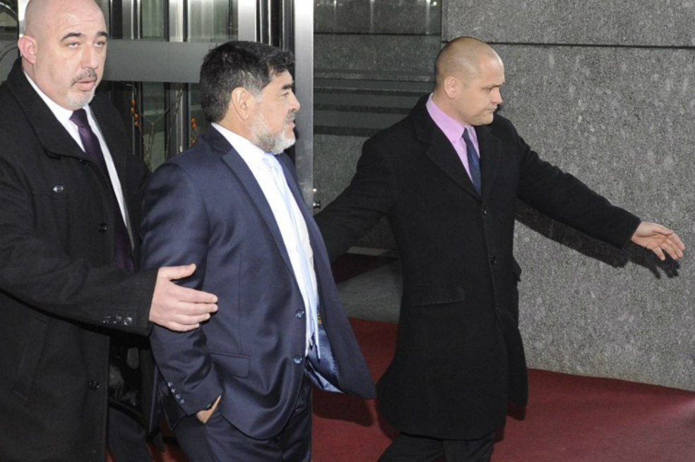 El ex jugador argentino, Diego Armando Maradona (C), deja el hotel Mirasierra este miércoles después de hablar con la Policía. / AFP
