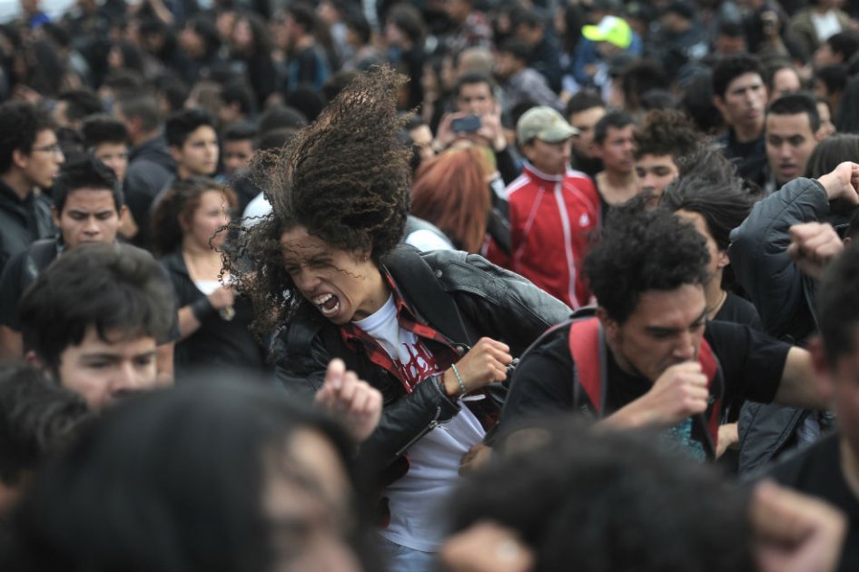 Los asistentes del escenario Plaza, durante la presentación de la banda paisa "No raza".