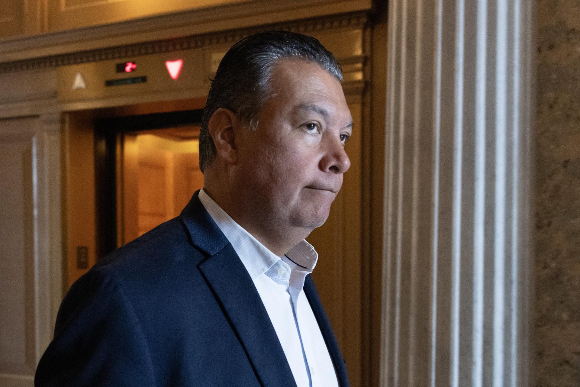 Senador demócrata fue esposado por intentar hacer preguntas sobre redadas en L.A.