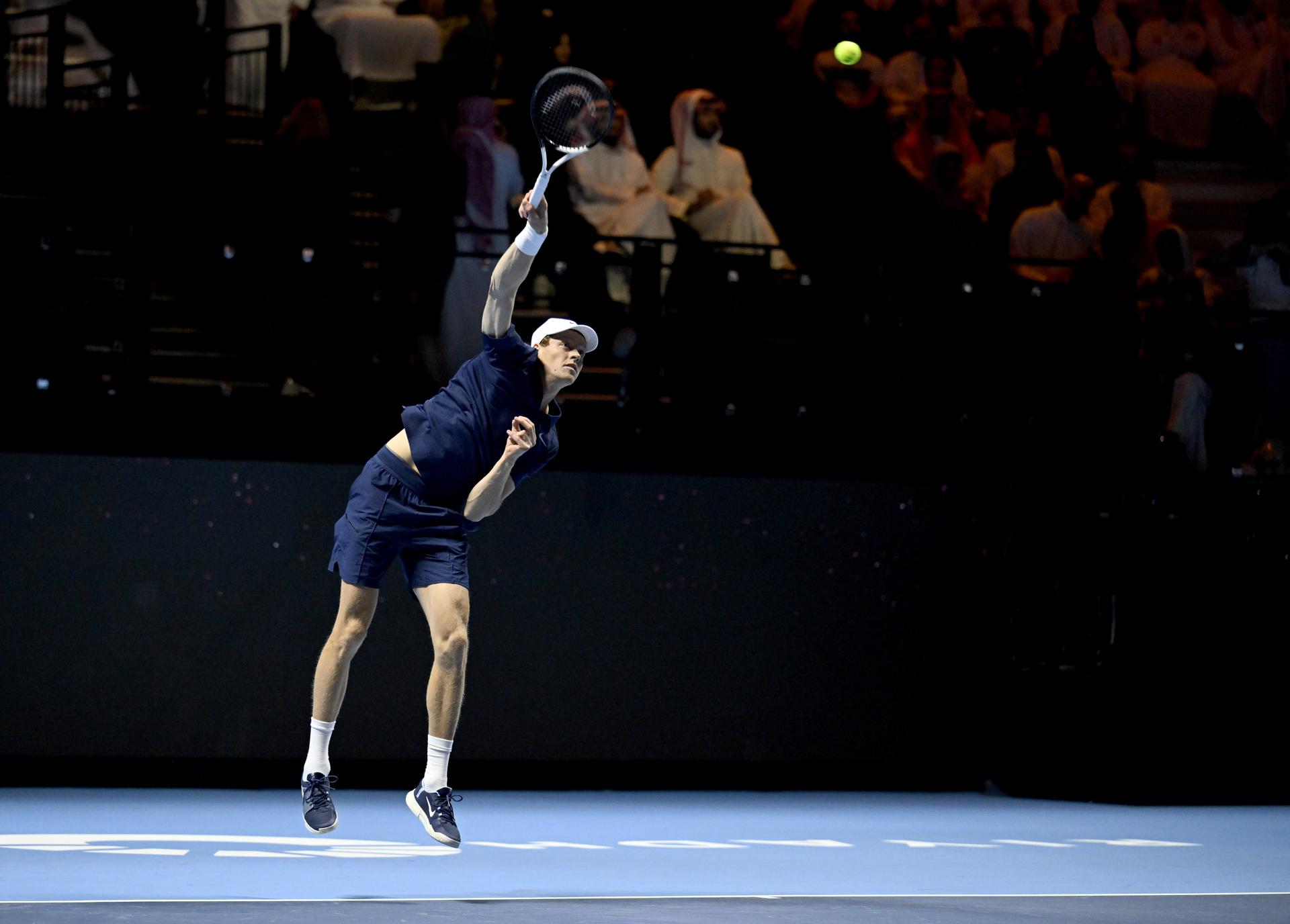 Riyadh (Saudi Arabia), 18/10/2025.- Jannik Sinner of Italy serves in the final against Carlos Alcaraz of Spain of the 2025 Six Kings Slam tennis tournament in Riyadh, Saudi Arabia, 18 October 2025. (Tenis, Italia, Arabia Saudita, España) EFE/EPA/STR
