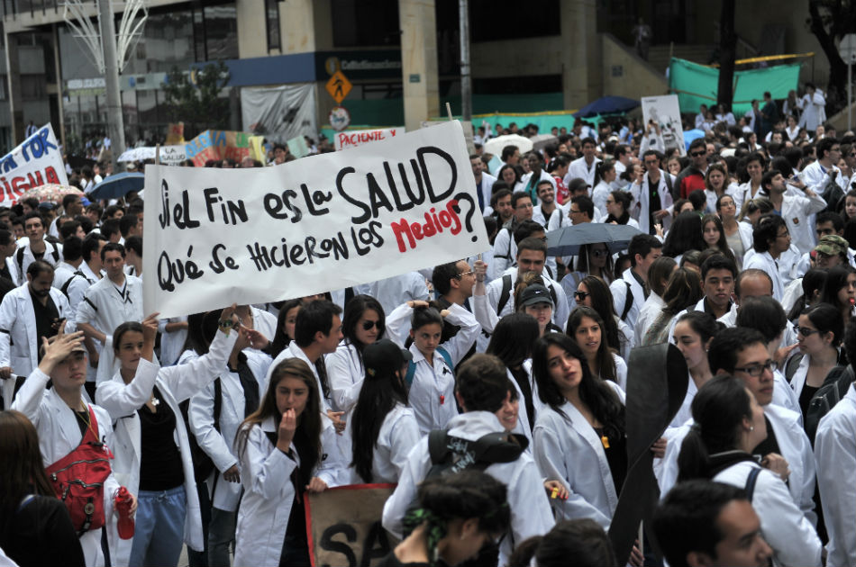 Así transcurrió la marcha convocada por los médicos en contra de la reforma a la salud