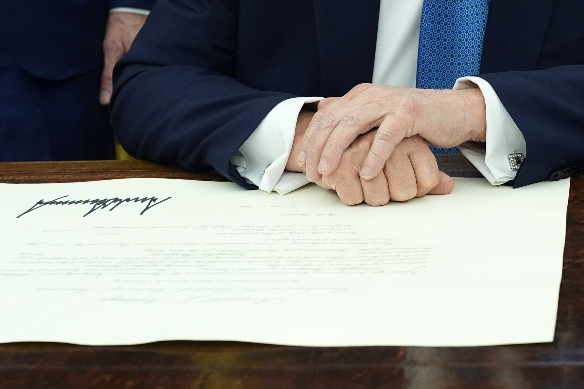 Washington (Usa), 31/01/2025.- US President Donald Trump signs Doug Burgum's commission as Interior Secretary in the Oval Office of the White House in Washington, DC, USA, 31 January 2025. EFE/EPA/YURI GRIPAS / POOL