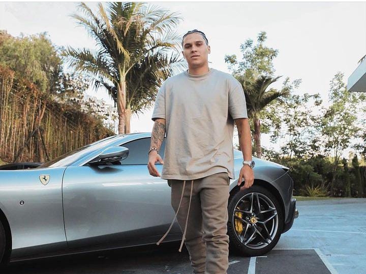 El jugador de fútbol también ha mostrado interés en los vehículos de lujo, por ejemplo, en esta foto de septiembre del 2021 se puede ver a Quintero enfrente de un Ferrari Portofino.
