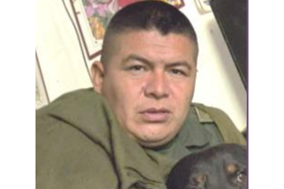 Según las autoridades, alías "Cholinga" habría sido el determinador de la instalación de una motocicleta bomba en La Plata (Huila), el 17 de abril de 2025, que acabó con la vida de dos hermanos de 17 y 19 años y dejó a 24 personas heridas.