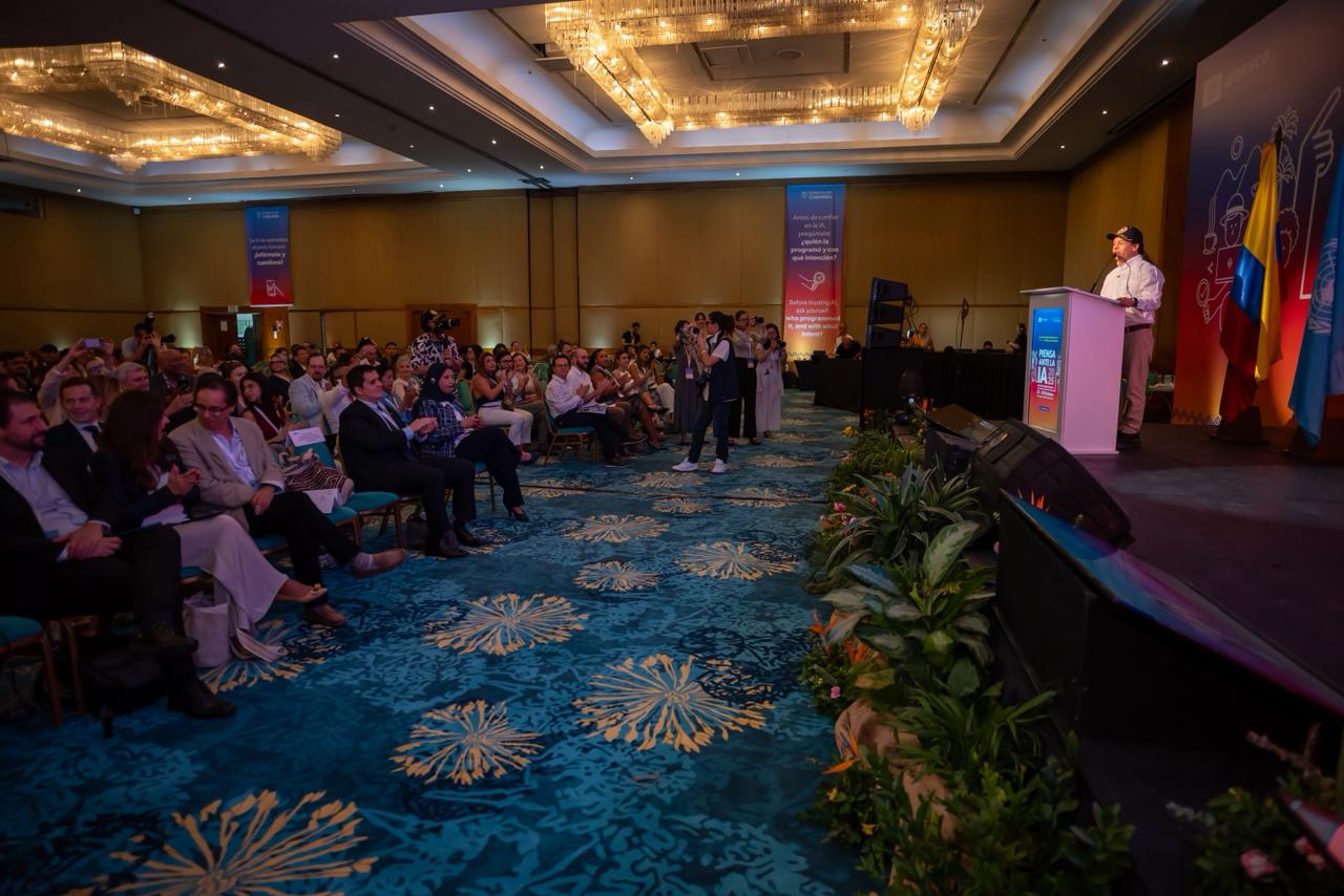 “Piensa ante la IA”: la iniciativa de Colombia y la Unesco hacia el futuro digital