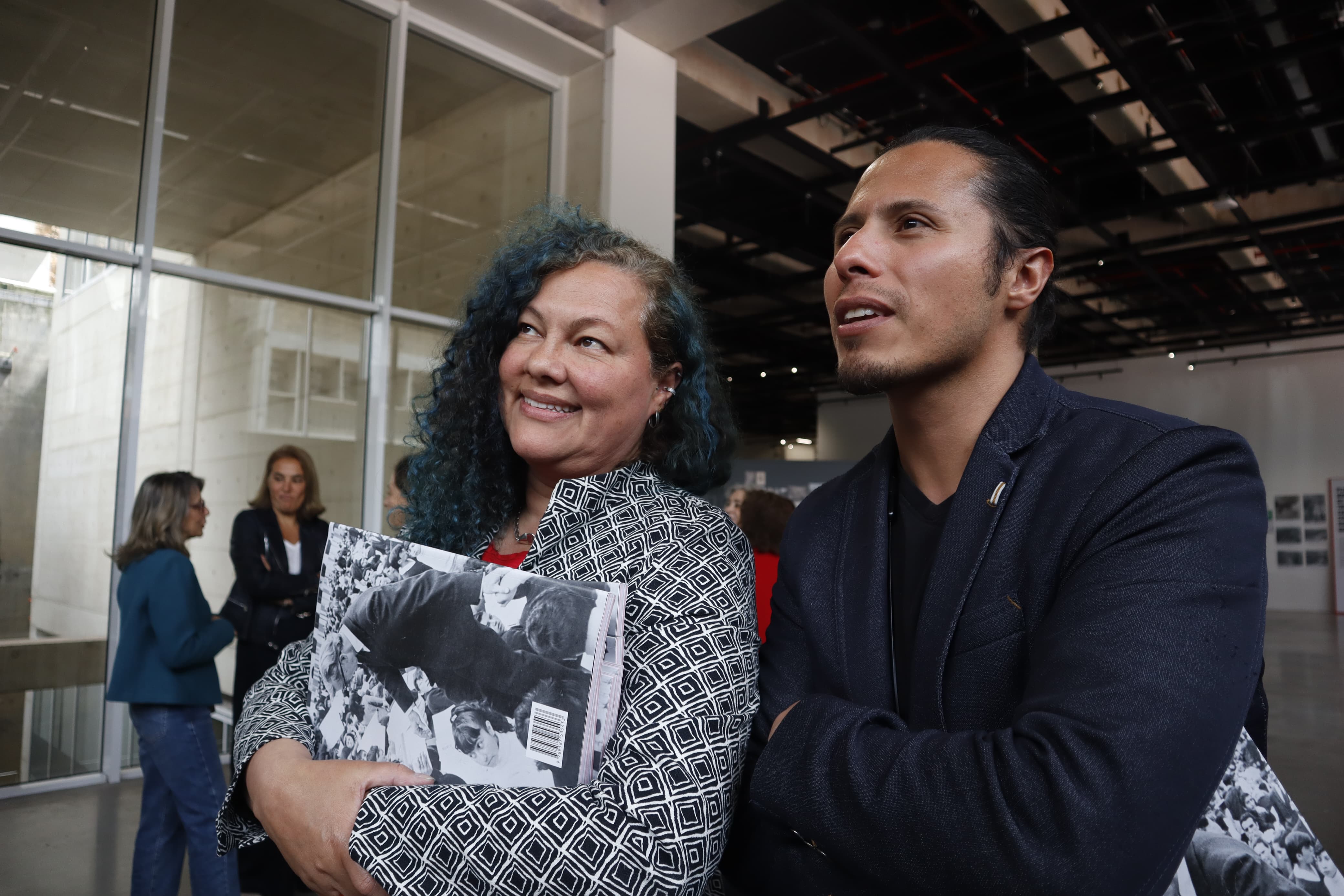 Asistentes durante la exposición “Una vida dedicada al servicio público”, que está dividida en siete legados que dejó el expresidente Barco a la nación (la paz; economía social; predio Putumayo: derecho ancestral; memoria y archivo; corresponsabilidad y lucha contra las drogas; una nueva democracia y legado construido).