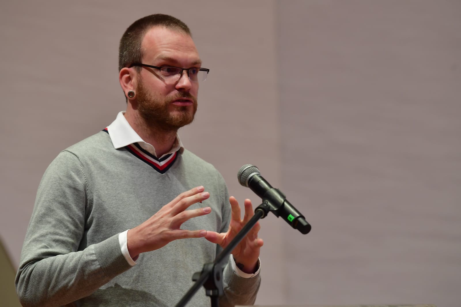 Kyle Johnson contextualizó el panorama de conflicto actual y seguridad en las regiones.