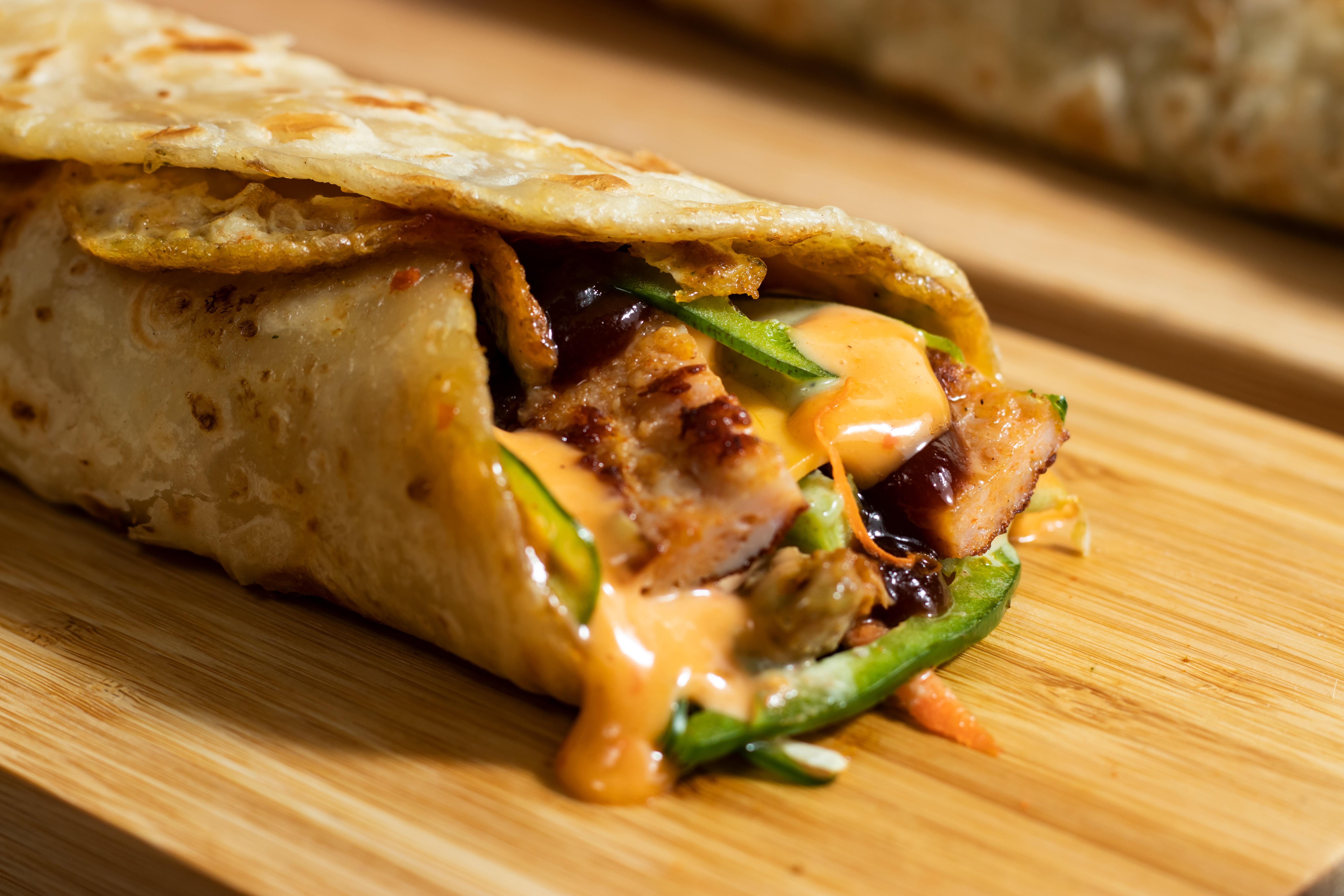 Rollitos crocantes acompañados de salsa agridulce de chontaduro