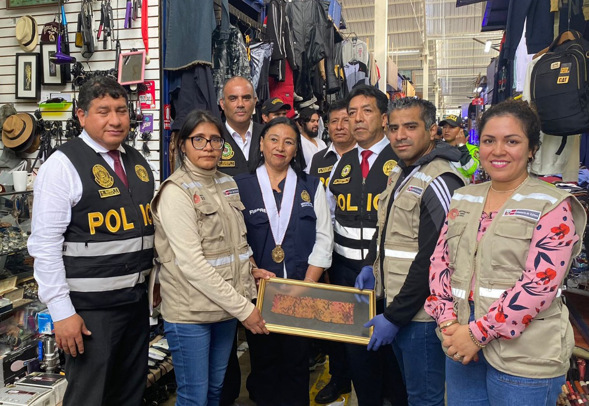 AME4915. LIMA (PERÚ), 05/10/2023.- Fotografía difundida hoy por el Ministerio de Cultura del Perú de expertos sosteniendo un textil prehispánico con una antigüedad estimada por los especialistas de seis a diez siglos que fue incautado por las autoridades de Cultura de Perú, que lo encontraron oculto en una tienda del distrito del Cercado de Lima. El textil fue hallado en uno de los puestos inspeccionados por expertos del Ministerio de Cultura durante un operativo realizado el pasado martes en un centro comercial de la capital peruana. Se trata de "un fragmento de banda textil alterado", cuya antigüedad se calcula en el periodo Intermedio Tardío (1000-1476 de nuestra era) "y correspondería al estilo Costa Norte, por lo que formaría parte del Patrimonio Cultural de la Nación", detalló la información oficial.EFE/ Ministerio De Cultura SOLO USO EDITORIAL/NO VENTAS/SOLO DISPONIBLE PARA ILUSTRAR LA NOTICIA QUE ACOMPAÑA/CRÉDITO OBLIGATORIO