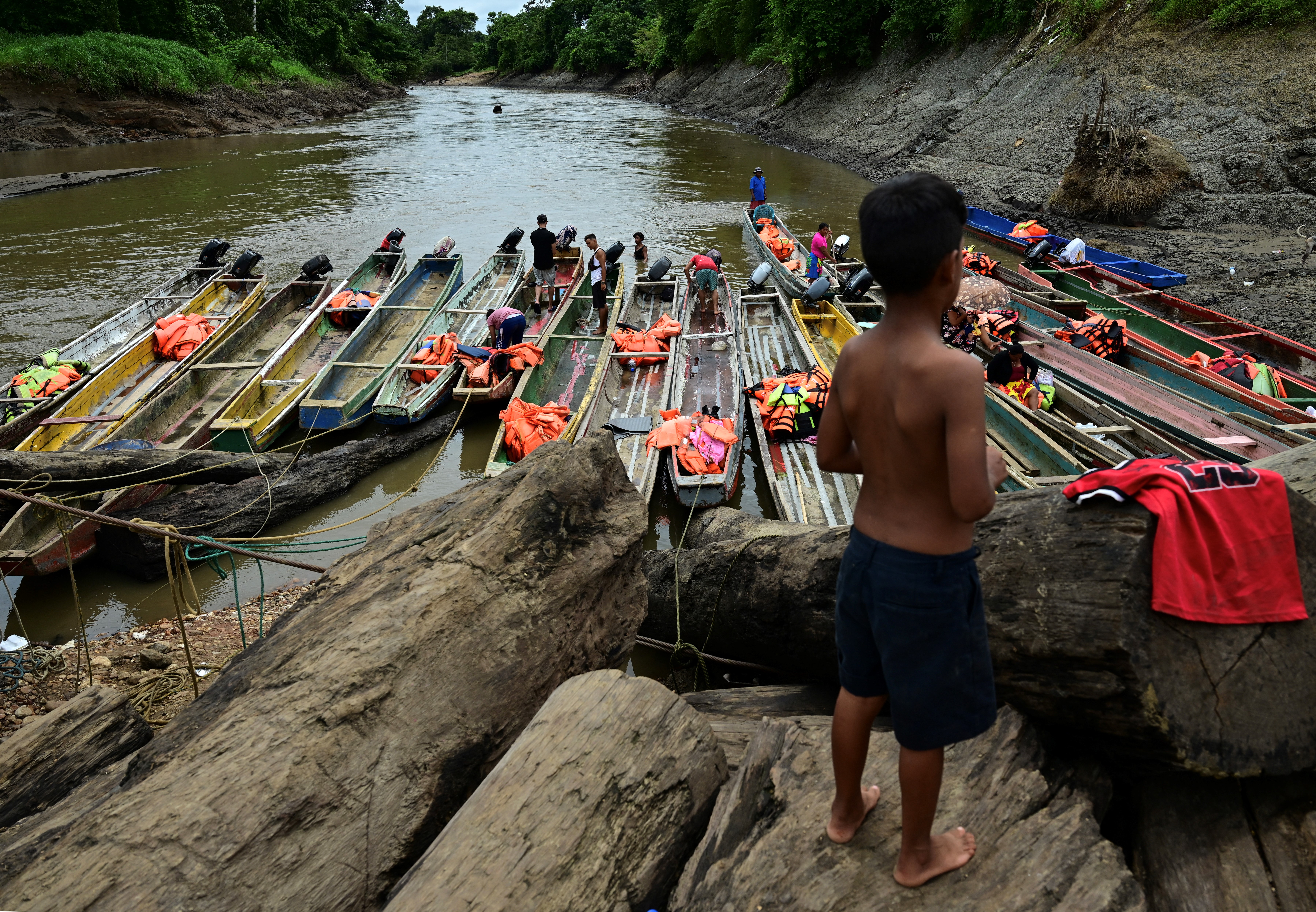 (FILES) Venezuelan migrants clean boats at the Temporary Reception Centre for Migrants in Lajas Blancas, in the jungle province of Darien, 250 km east of Panama City, Panama, on September 26, 2024.