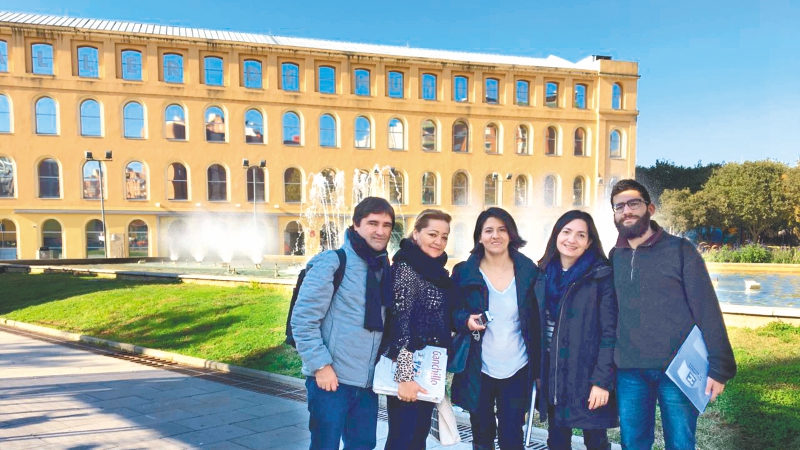 De derecha a izquierda: Hernando Gómez, Astrid Carvajal, Lucely Narváez, Laia Balaguer, directora de la Biblioteca La Sagrera, y Esteban Castañeda, en Barcelona. / Cortesía