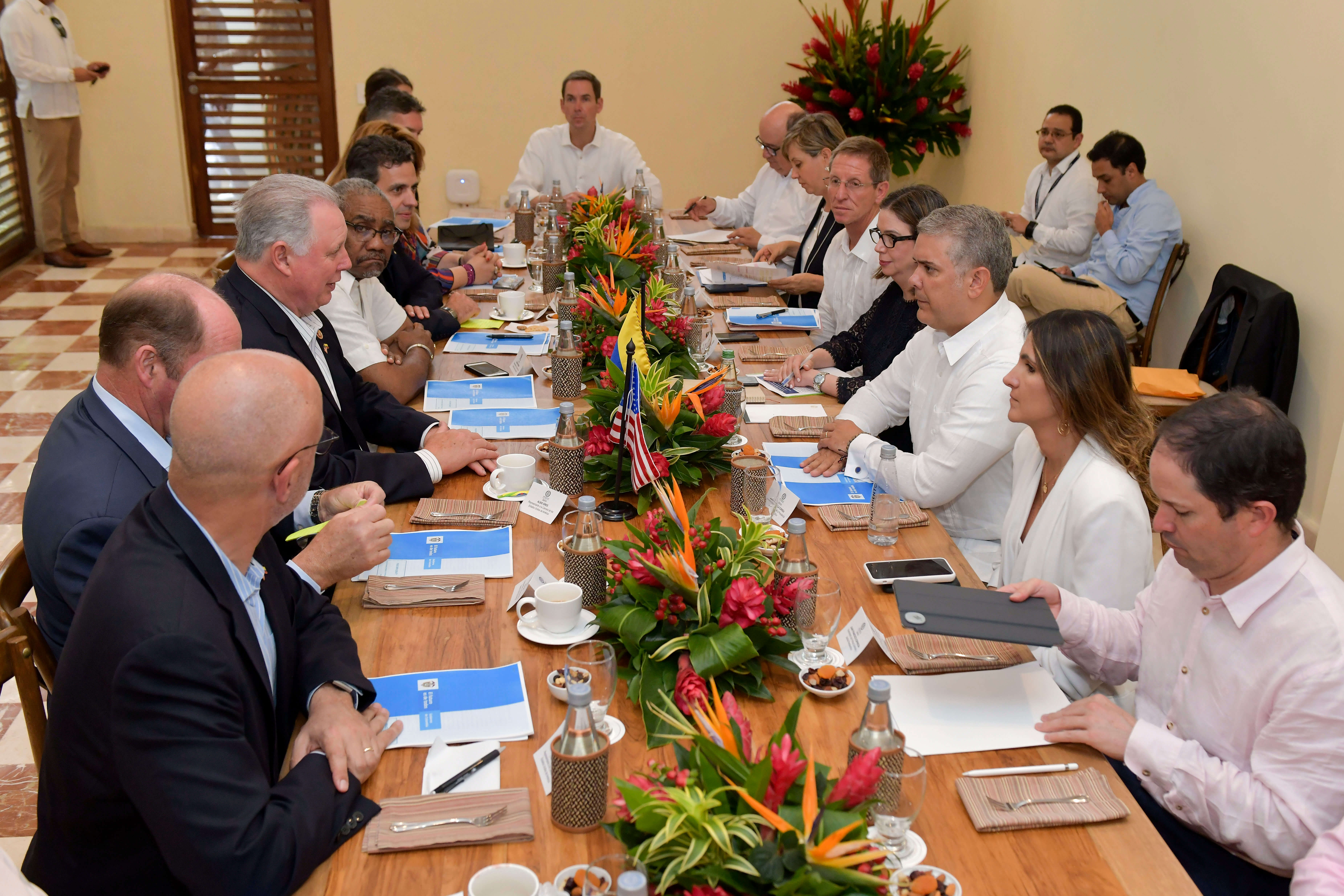 El presidente Iván Duque, escucha al congresista Albio Sires, uno de los miembros del Congreso de EE. UU. que viajaron a Colombia para reafirmar la cooperación. / Presidencia