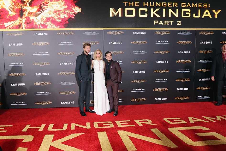 Elenco de "Los Juegos del Hambre" rinde homenaje a víctimas de ataques de París