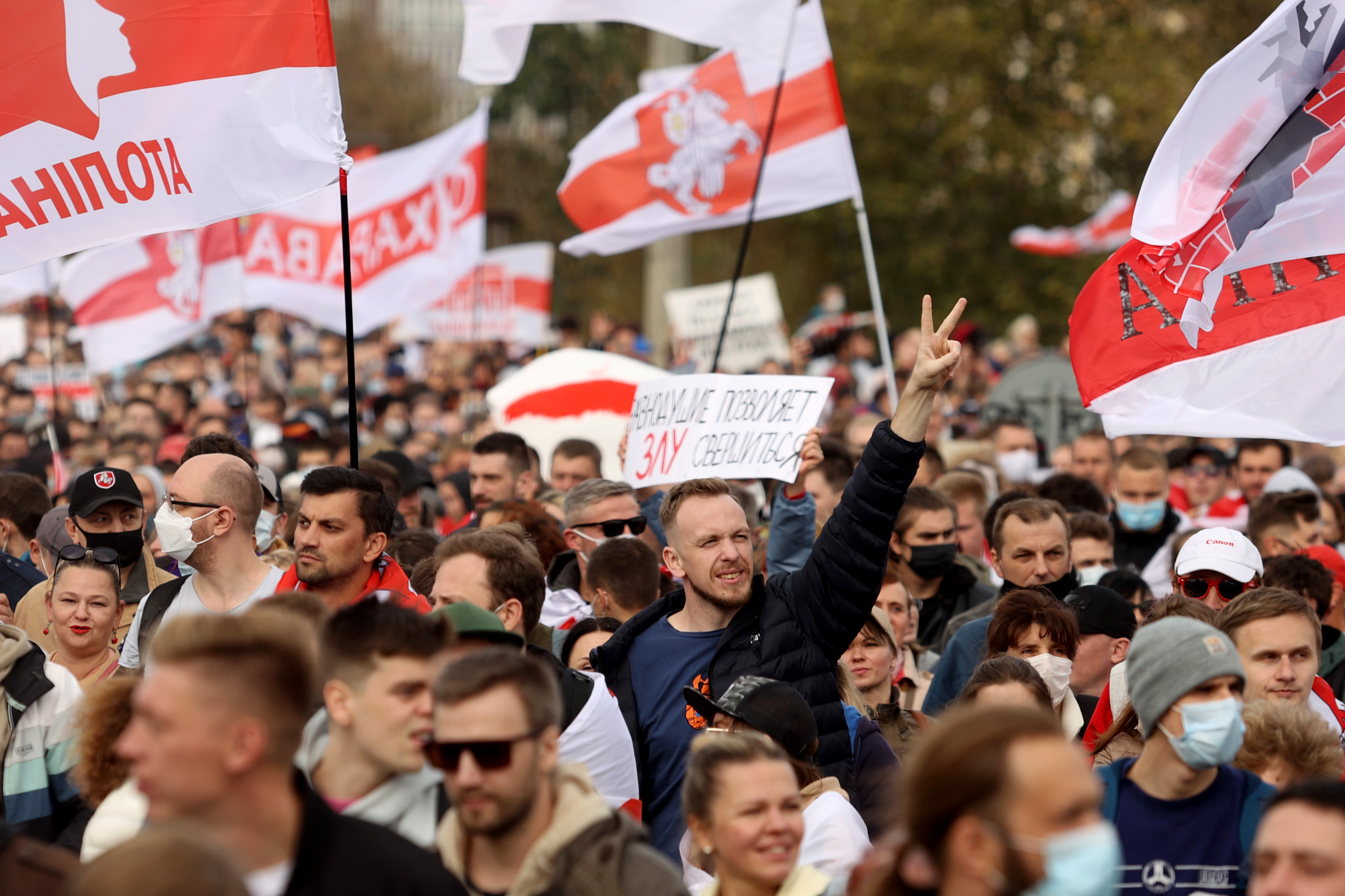Los manifestantes exigen la libertad de los activistas de la oposición encarcelados en Minsk el 4 de octubre de 2020. Ese día la policía bielorrusa utilizó cañones de agua para dispersar una manifestación en Minsk mientras decenas de miles de manifestantes salían a las calles en la última protesta del fin de semana contra la reelección disputada de Alexander Lukashenko.