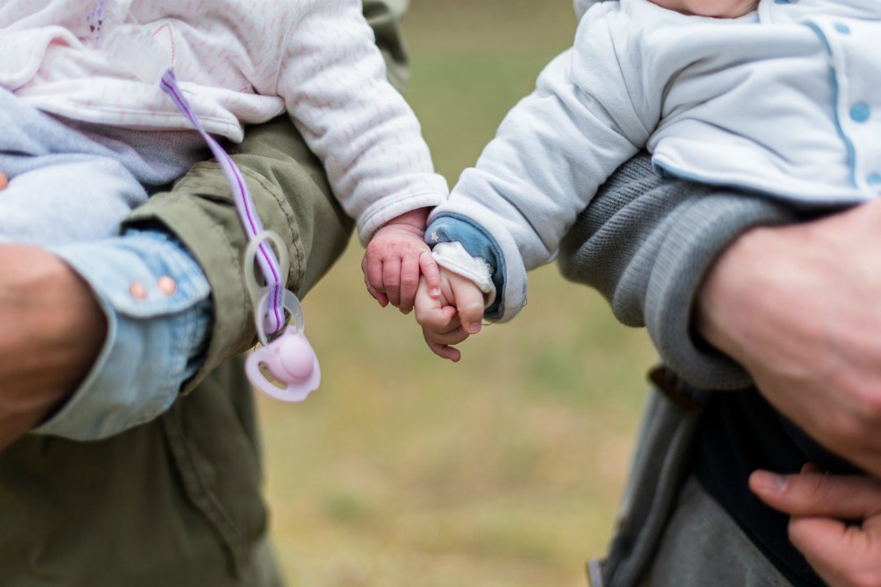Adultos que vuelen con niños menores de 7 años deberán presentar su Registro Civil
