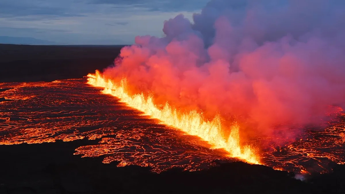 El ciudadano de Islandia y artista fotográfico, Hordur Kristleifsson, capturó con su dron los primeros momentos de la erupción volcánica.