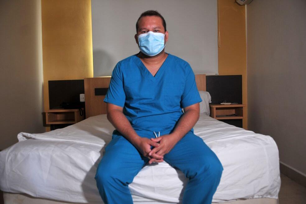 El sacrificio de los médicos en Guayaquil para huir del desempleo