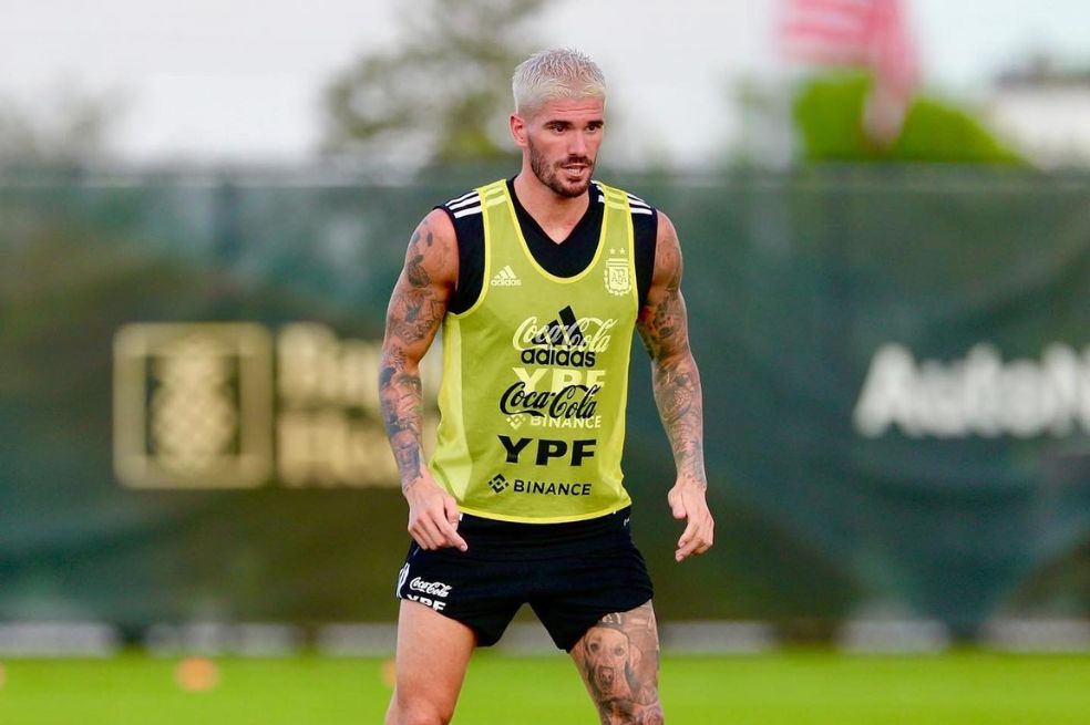 El futbolista argentino, Rodrigo De Paul, y novio de la cantante Tini, sigue sonando después de la final del mundial de Qatar por ser el más lindo del torneo.