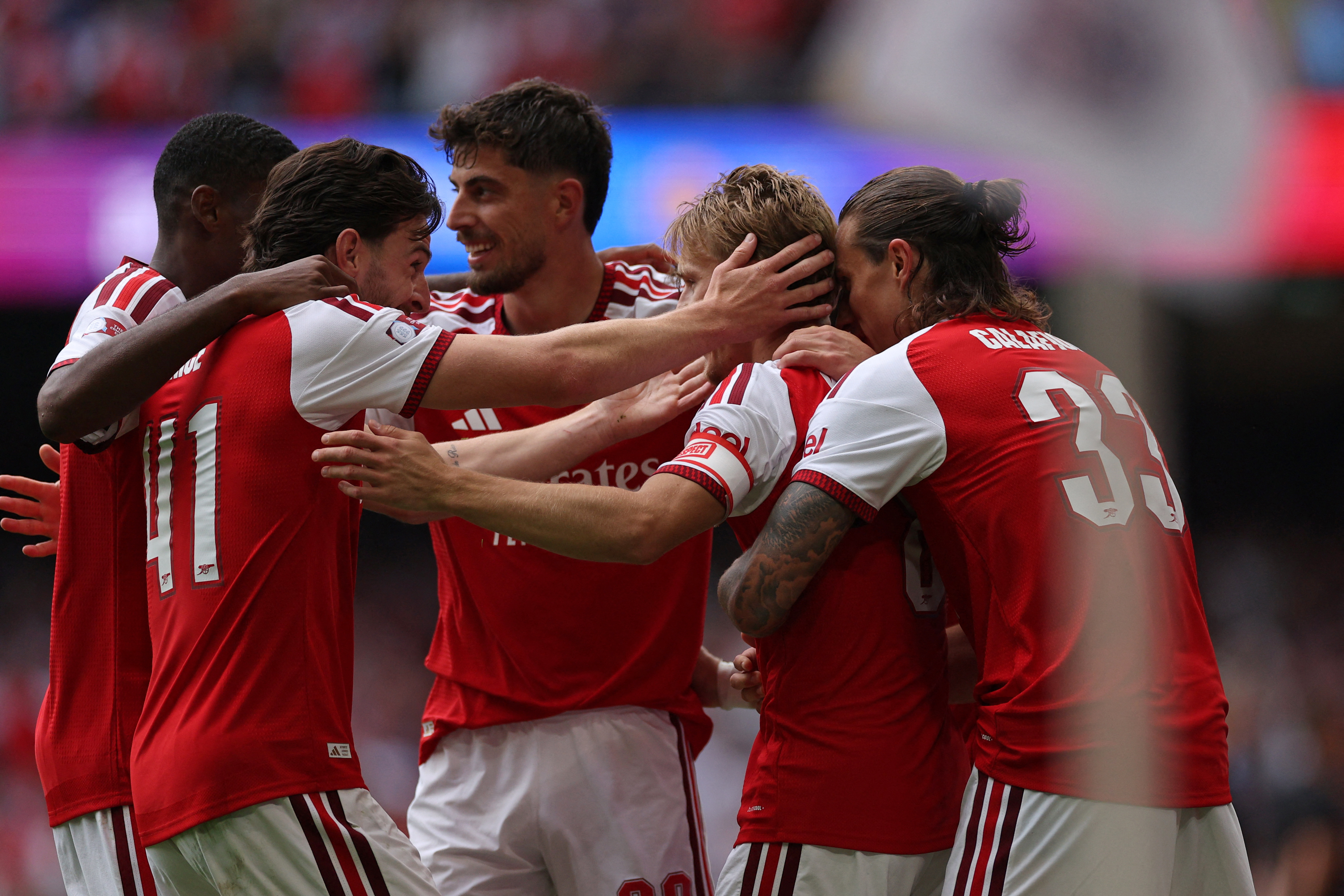 Arsenal arrolló al City y se quedó con el primer título de la temporada en Inglaterra